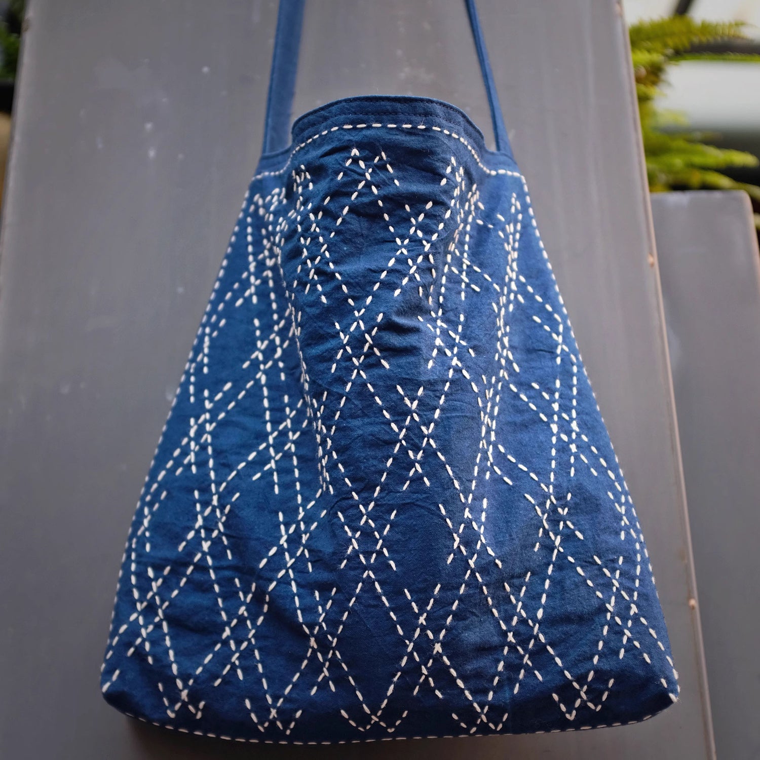 Sac épaule en coton cousu main avec broderie sashiko bleue