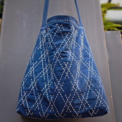 Sac épaule en coton cousu main avec broderie sashiko bleue