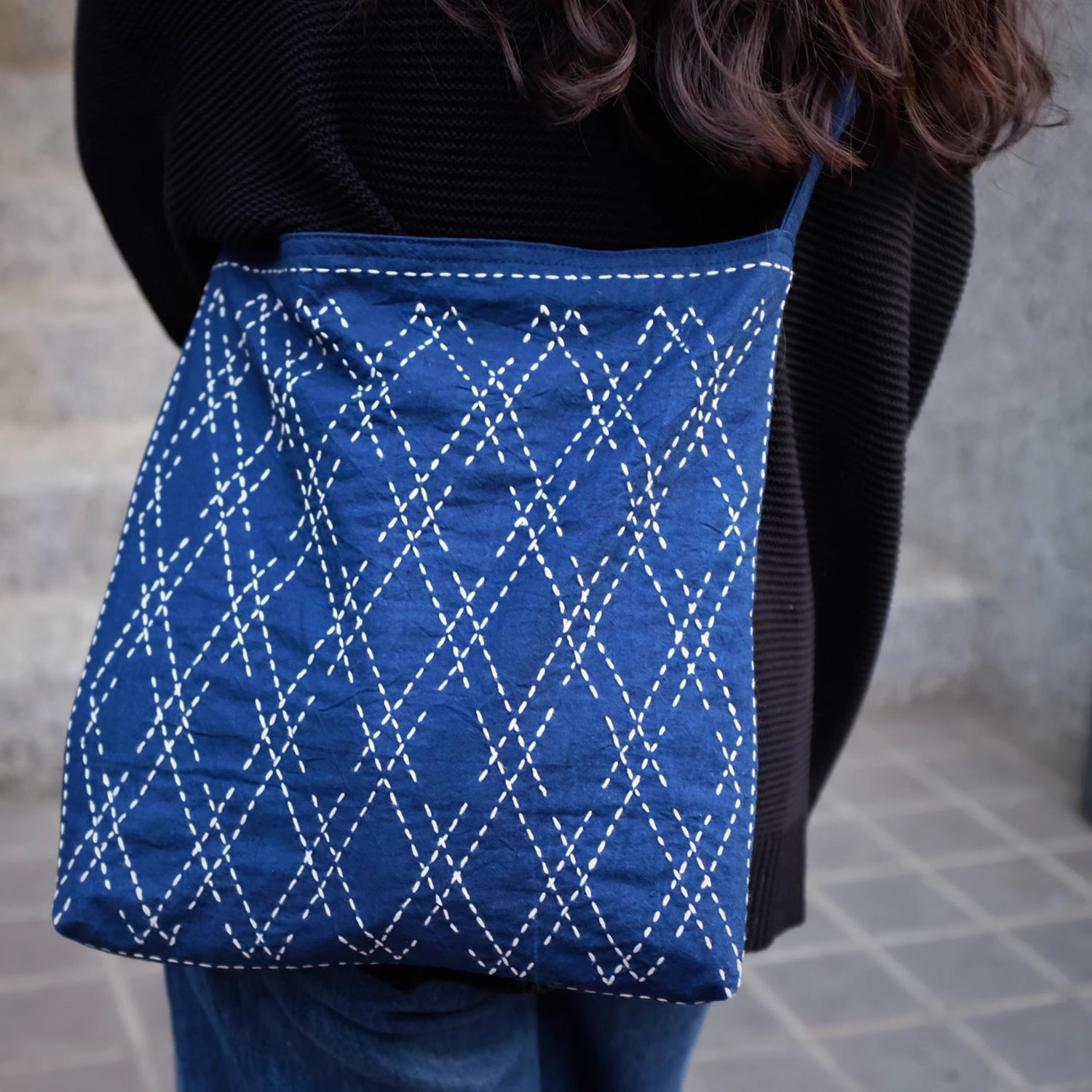 Sac épaule en coton cousu main avec broderie sashiko bleue