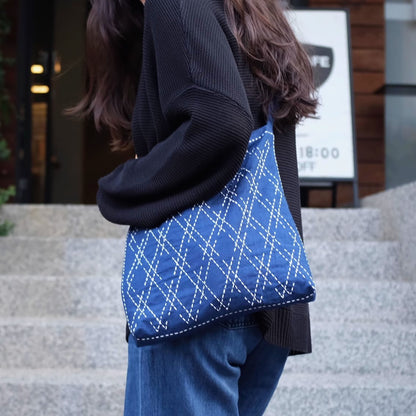 Sac épaule en coton cousu main avec broderie sashiko bleue