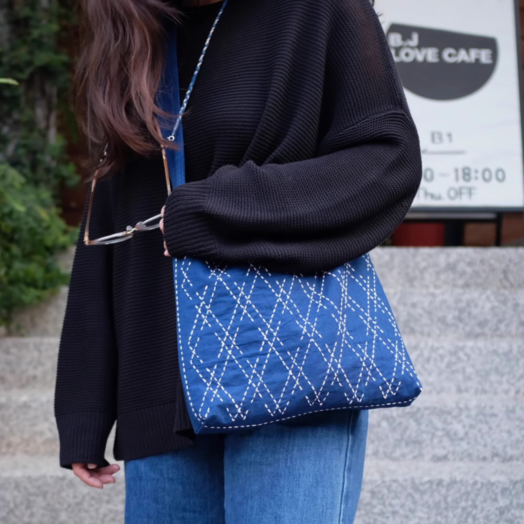 Sac épaule en coton cousu main avec broderie sashiko bleue