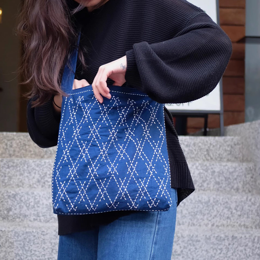 Sac épaule en coton cousu main avec broderie sashiko bleue