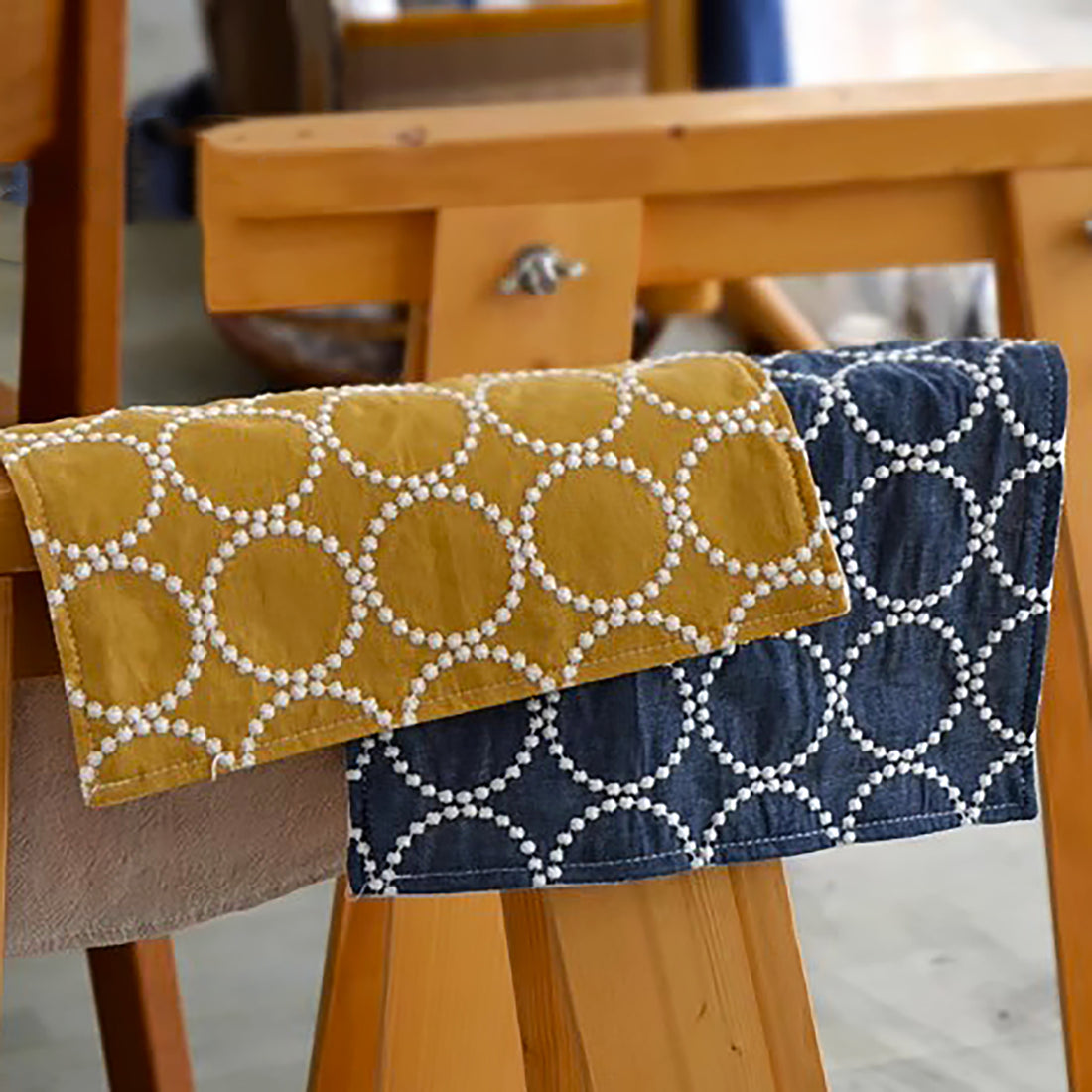 Serviette de table brodée en lin et coton lavé 