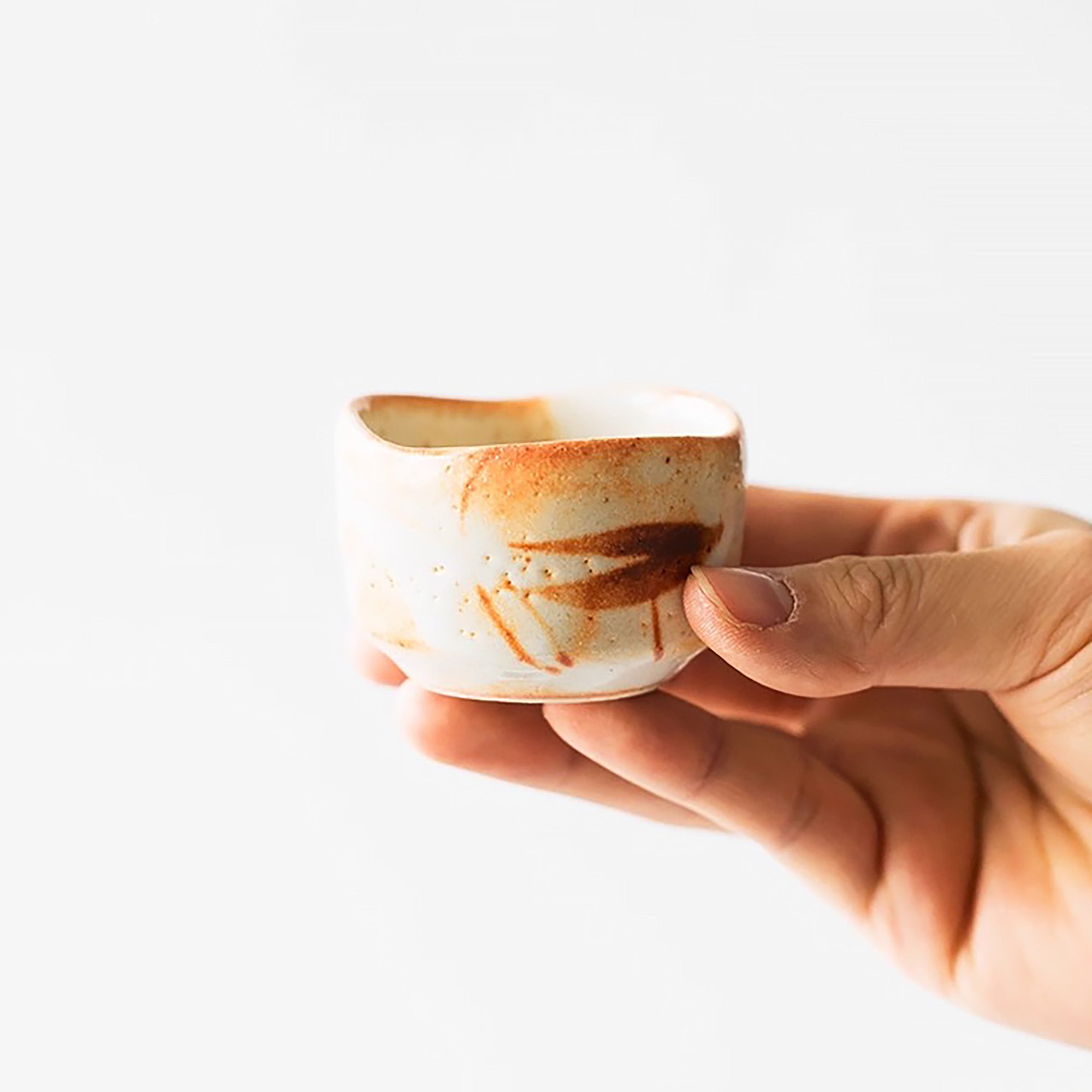 Tasse en grès Shino-yaki avec motifs naturels
