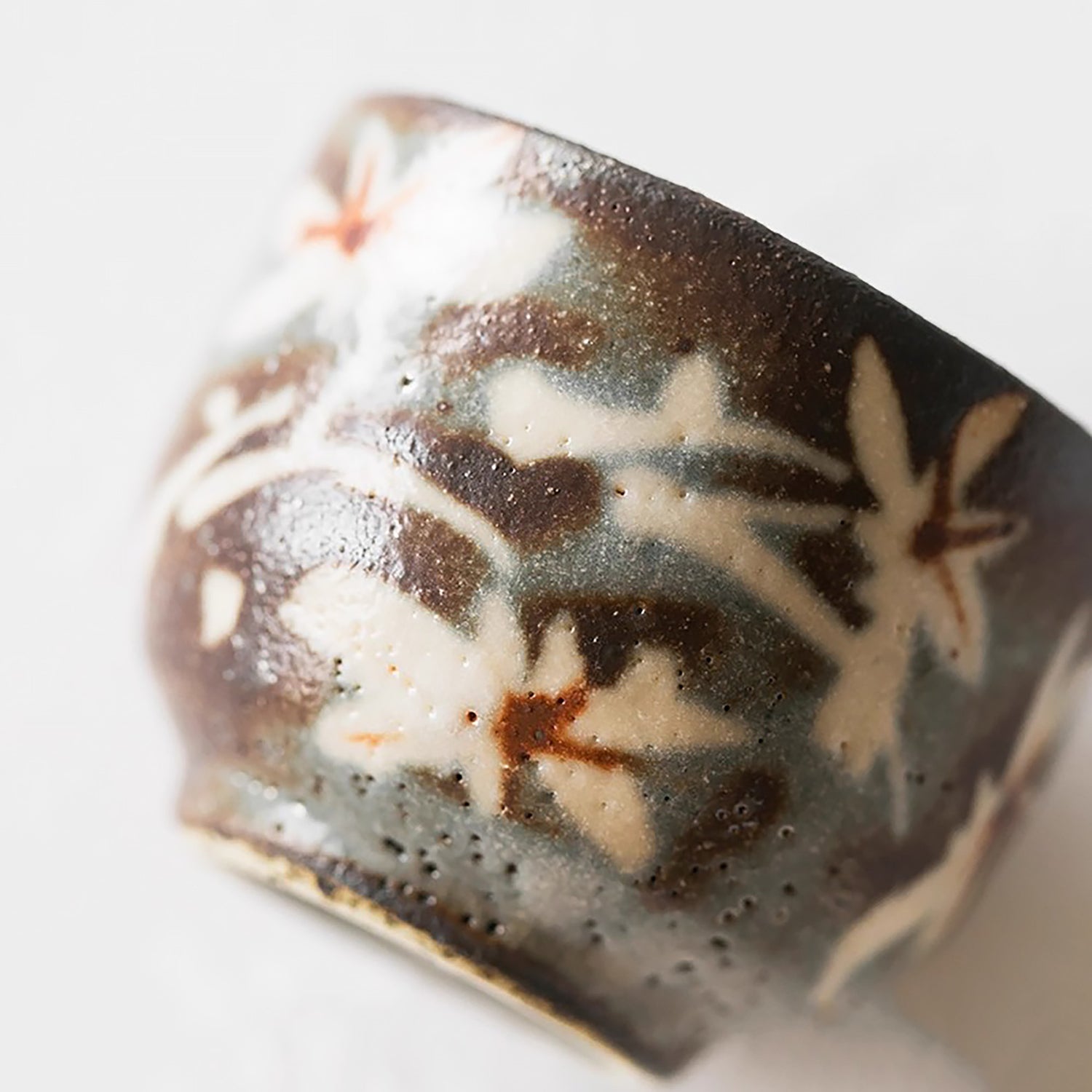 Tasse en grès Shino-yaki avec motifs naturels
