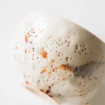 Tasse en grès Shino-yaki avec motifs naturels