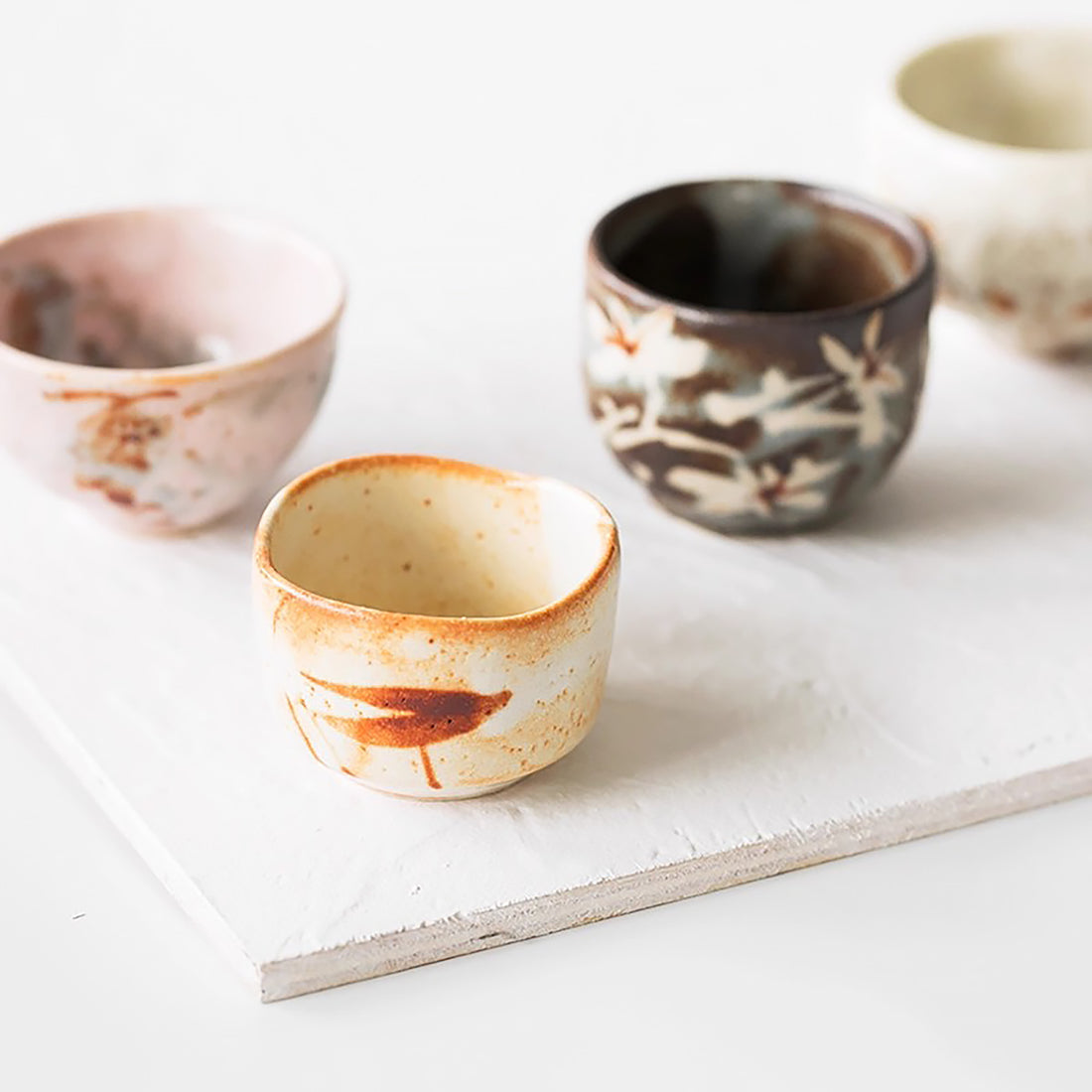 Tasse en grès Shino-yaki avec motifs naturels