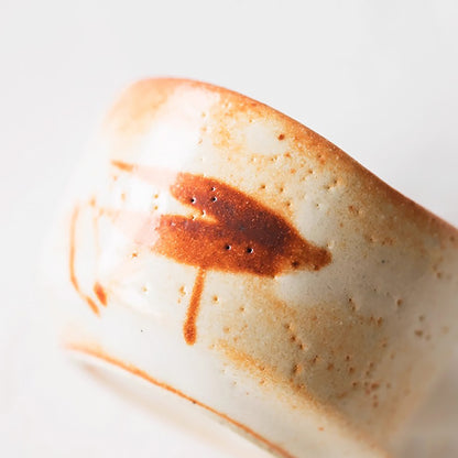 Tasse en grès Shino-yaki avec motifs naturels
