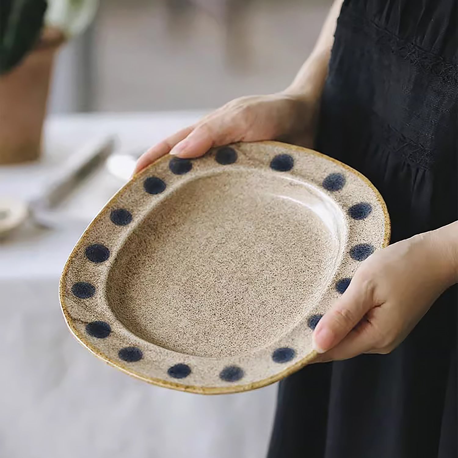 Assiette en céramique fait main style vintage à pois