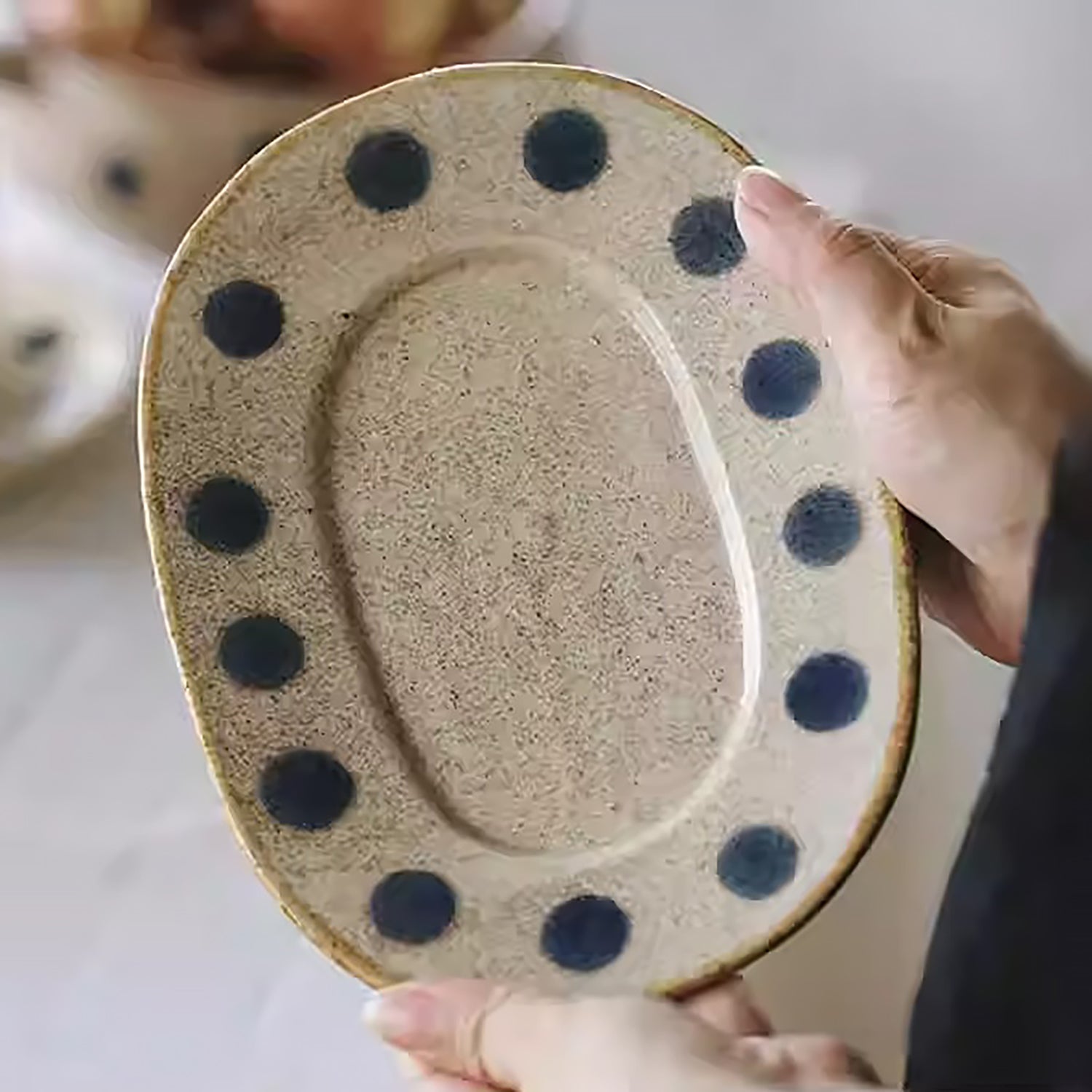 Assiette en céramique fait main style vintage à pois