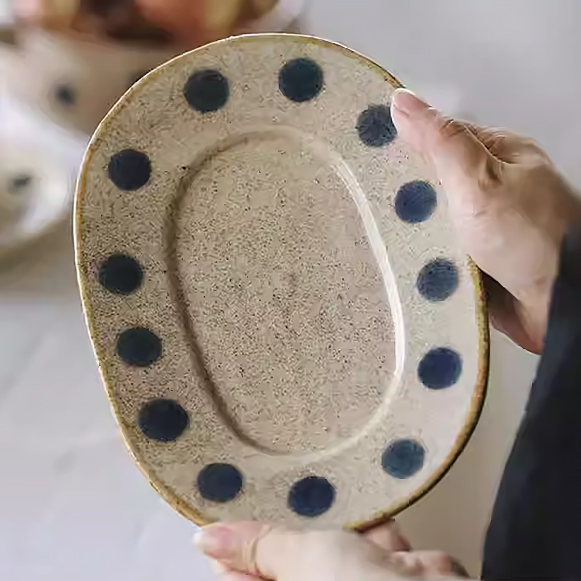 Assiette en céramique fait main style vintage à pois