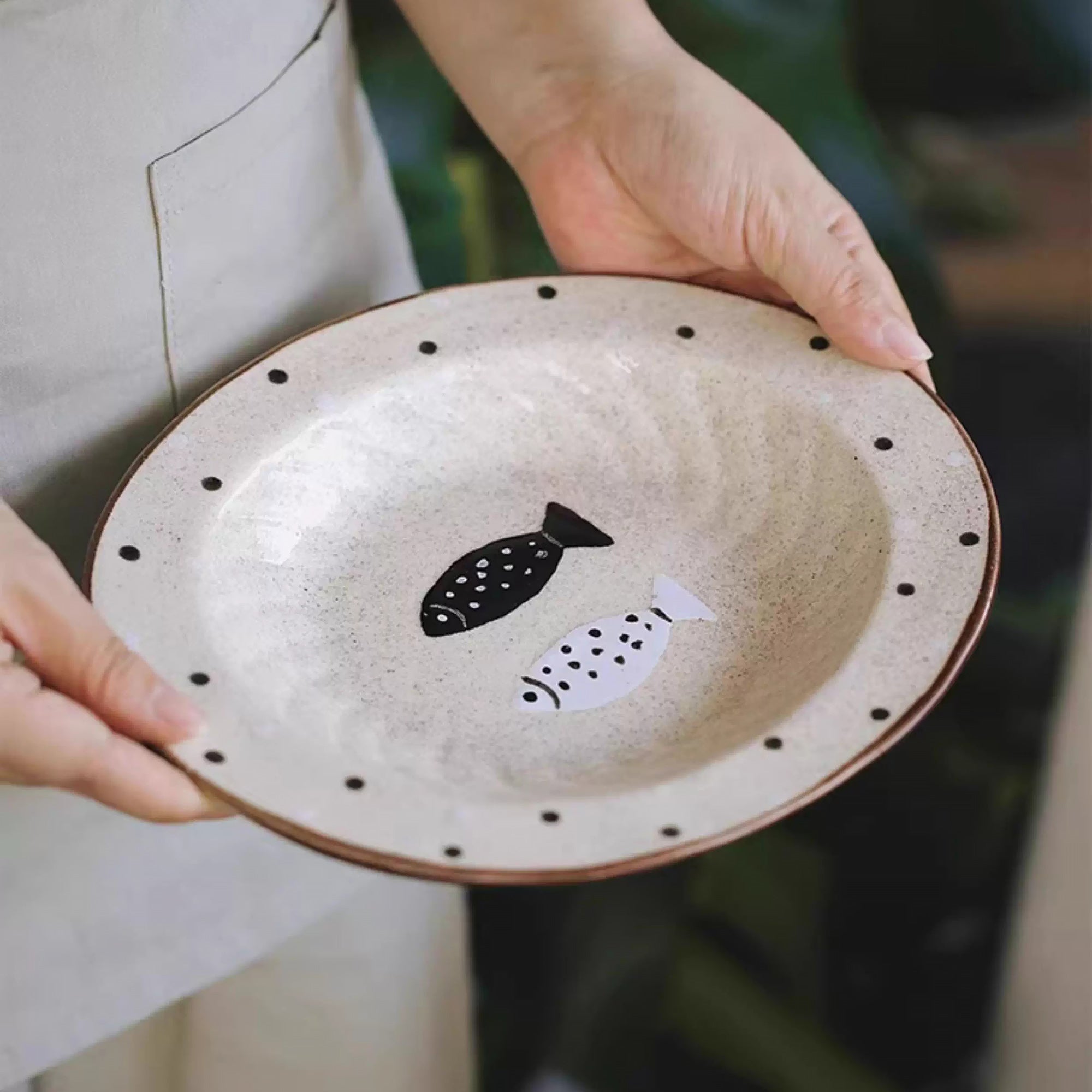 Assiette en céramique artisanale avec motif poisson