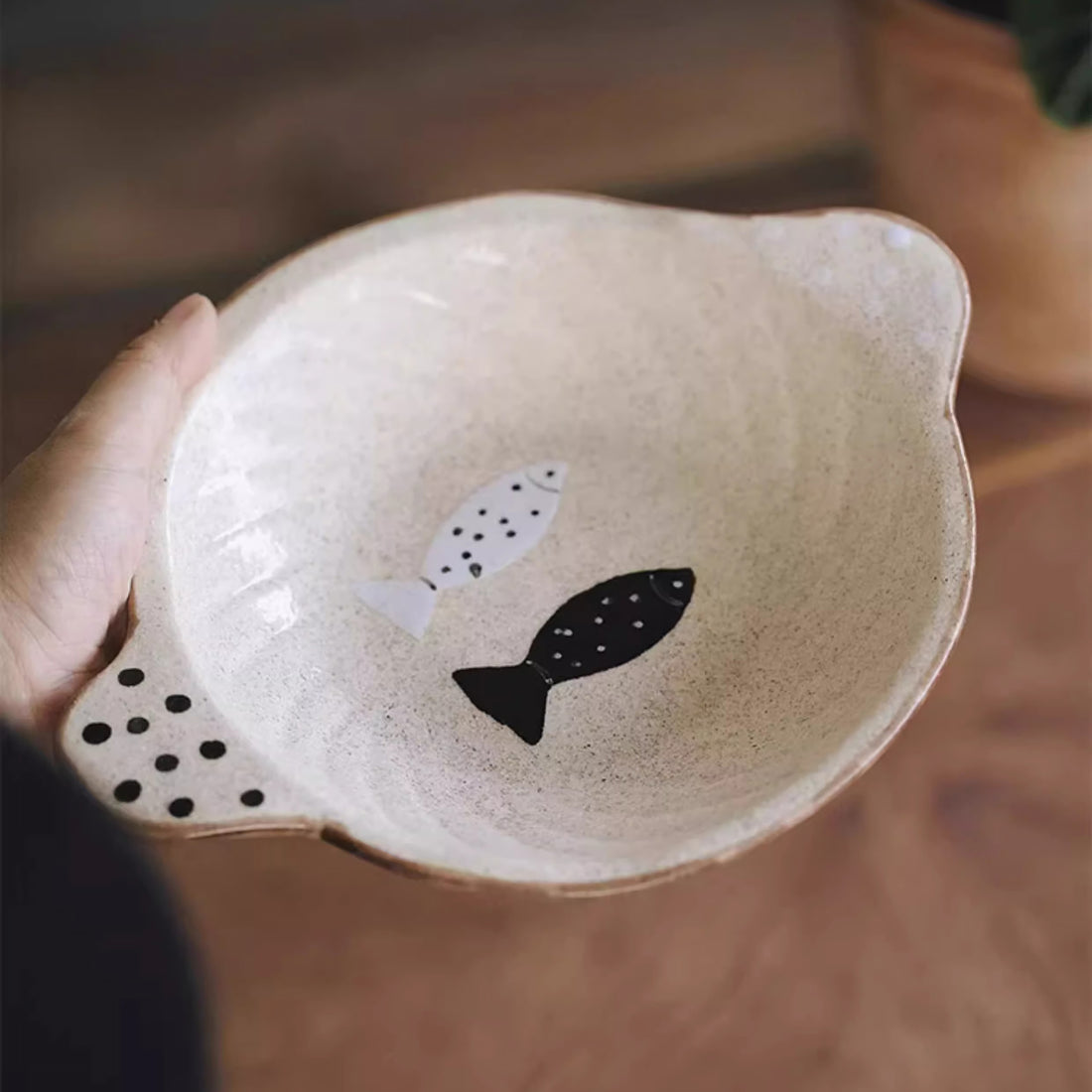 Assiette en céramique artisanale avec motif poisson