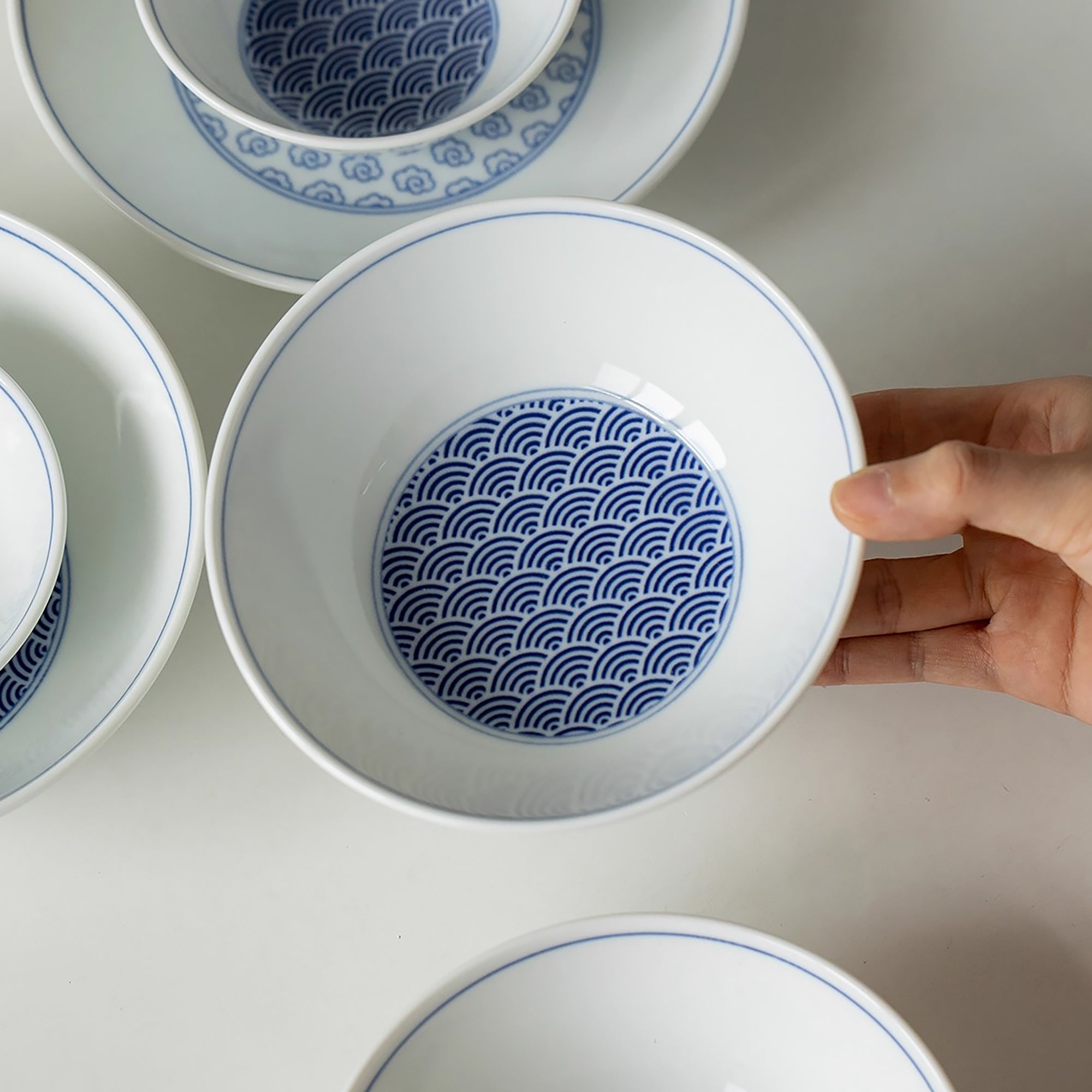 Vaisselle Minoyaki avec motifs Seigaiha et nuages bleus