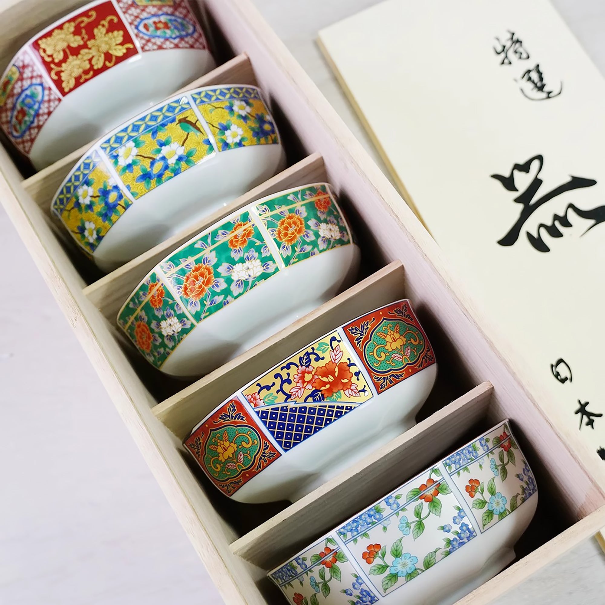 Bol octogonal Minoyaki avec motifs floraux teintés