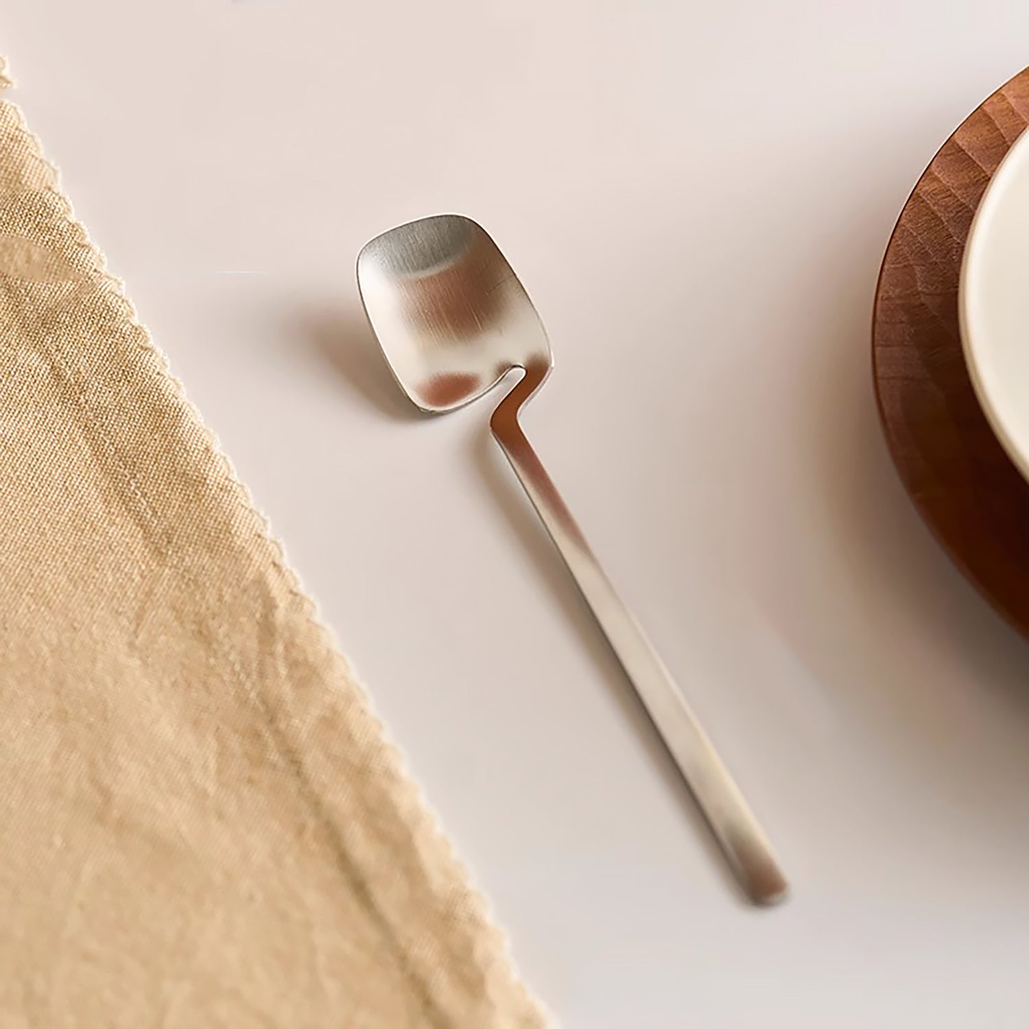 Couverts minimalistes en acier inoxydable avec design suspendu