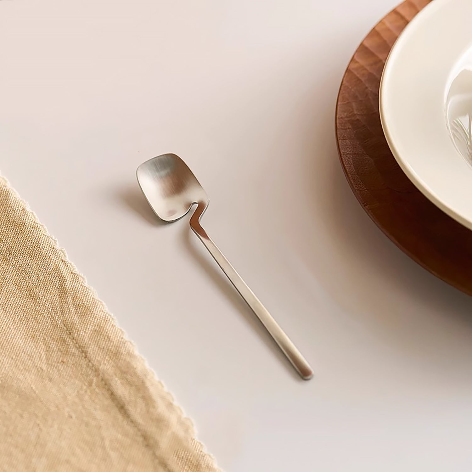Couverts minimalistes en acier inoxydable avec design suspendu