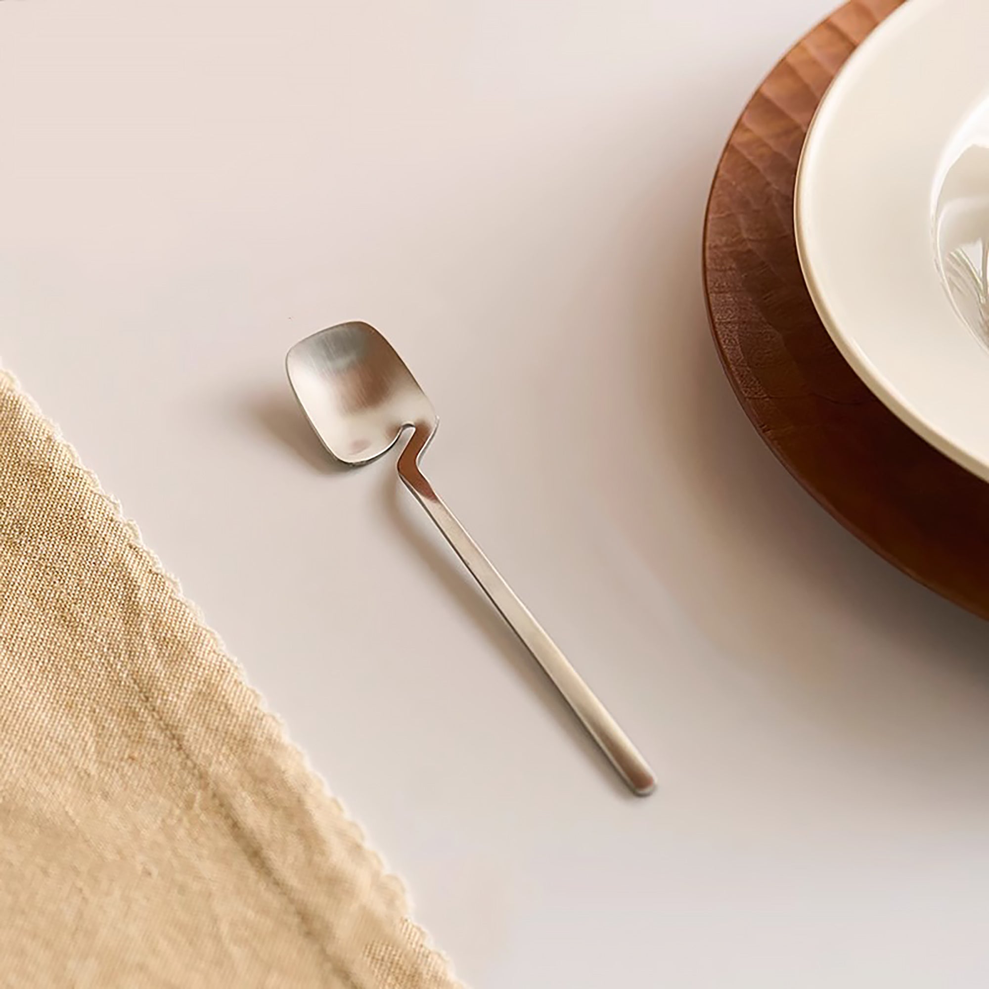 Couverts minimalistes en acier inoxydable avec design suspendu