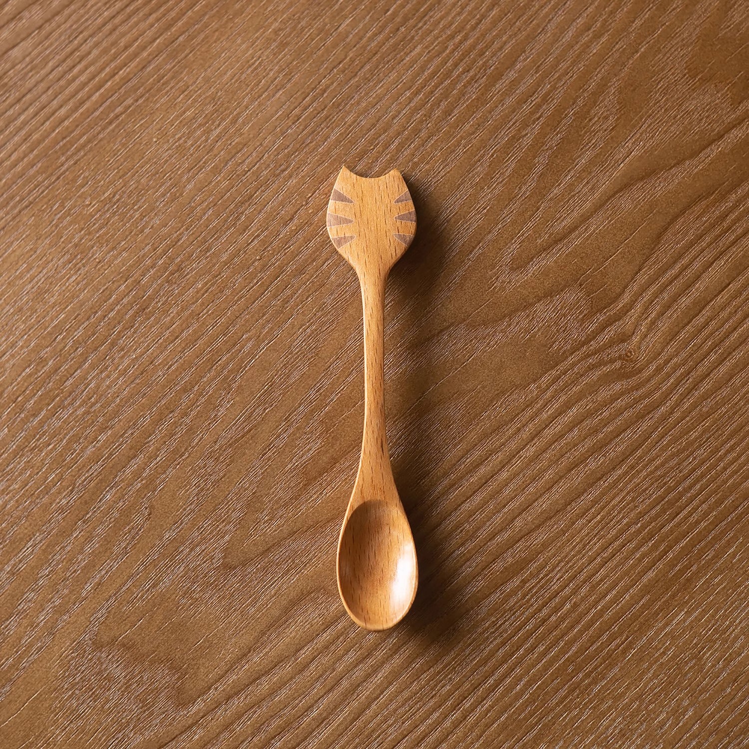 Cuillère et assiette en bois avec motif de chat