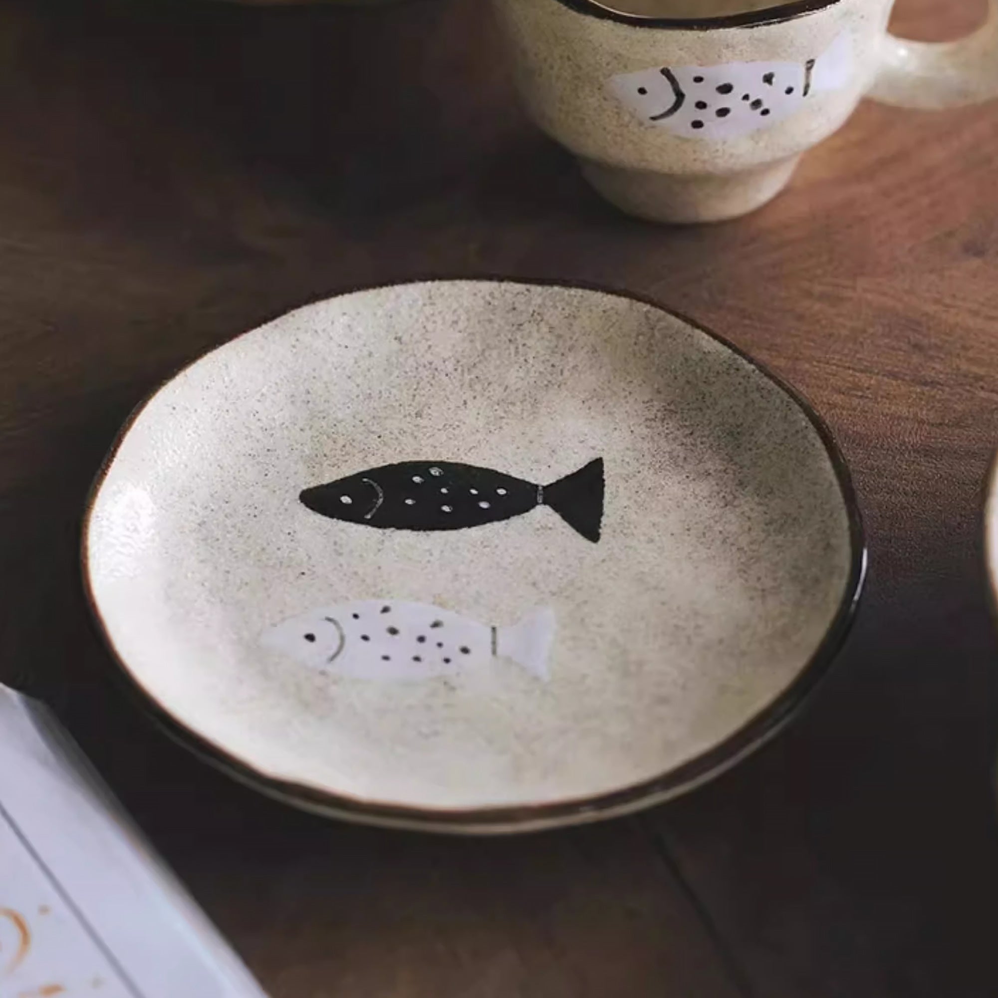Tasse à café artisanale avec motif poisson