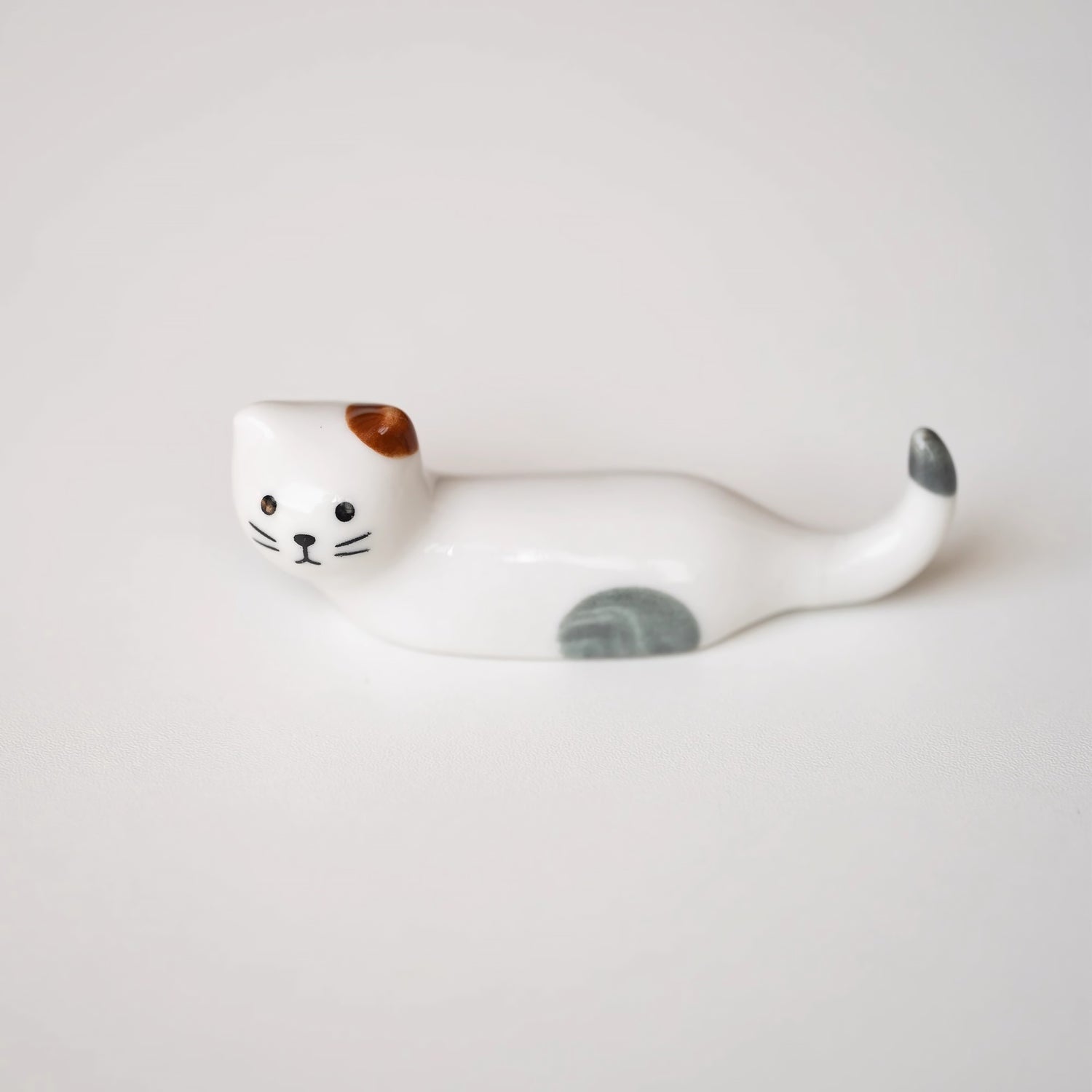Repose-baguettes en forme de chat allongé