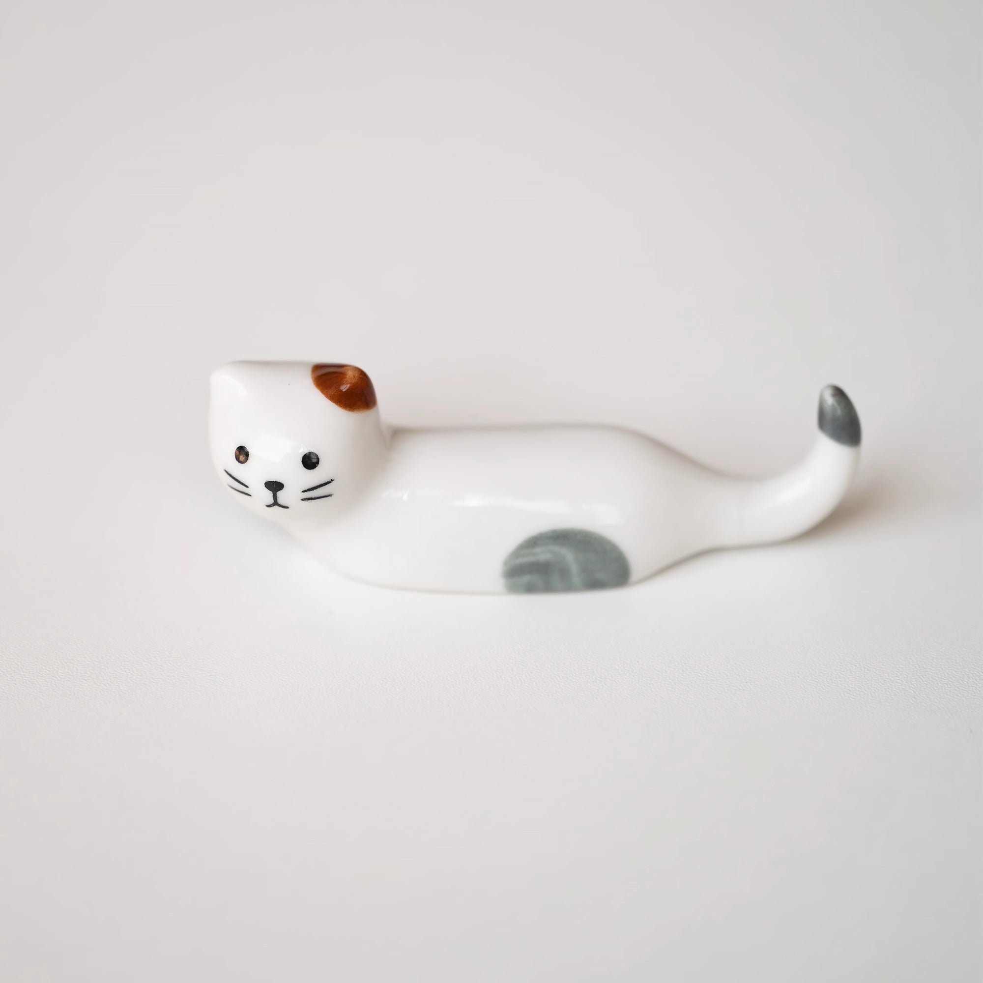 Repose-baguettes en forme de chat allongé