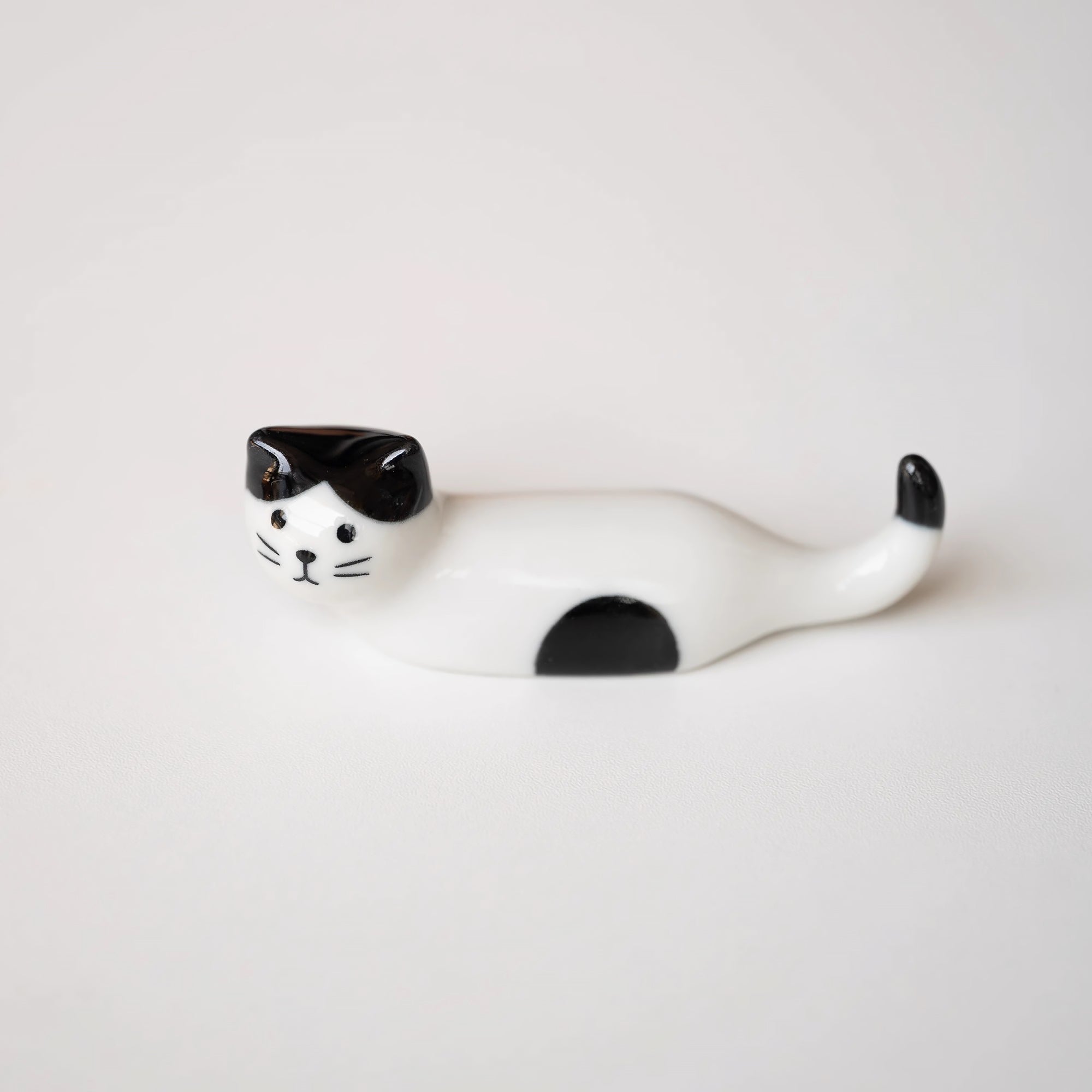 Repose-baguettes en forme de chat allongé