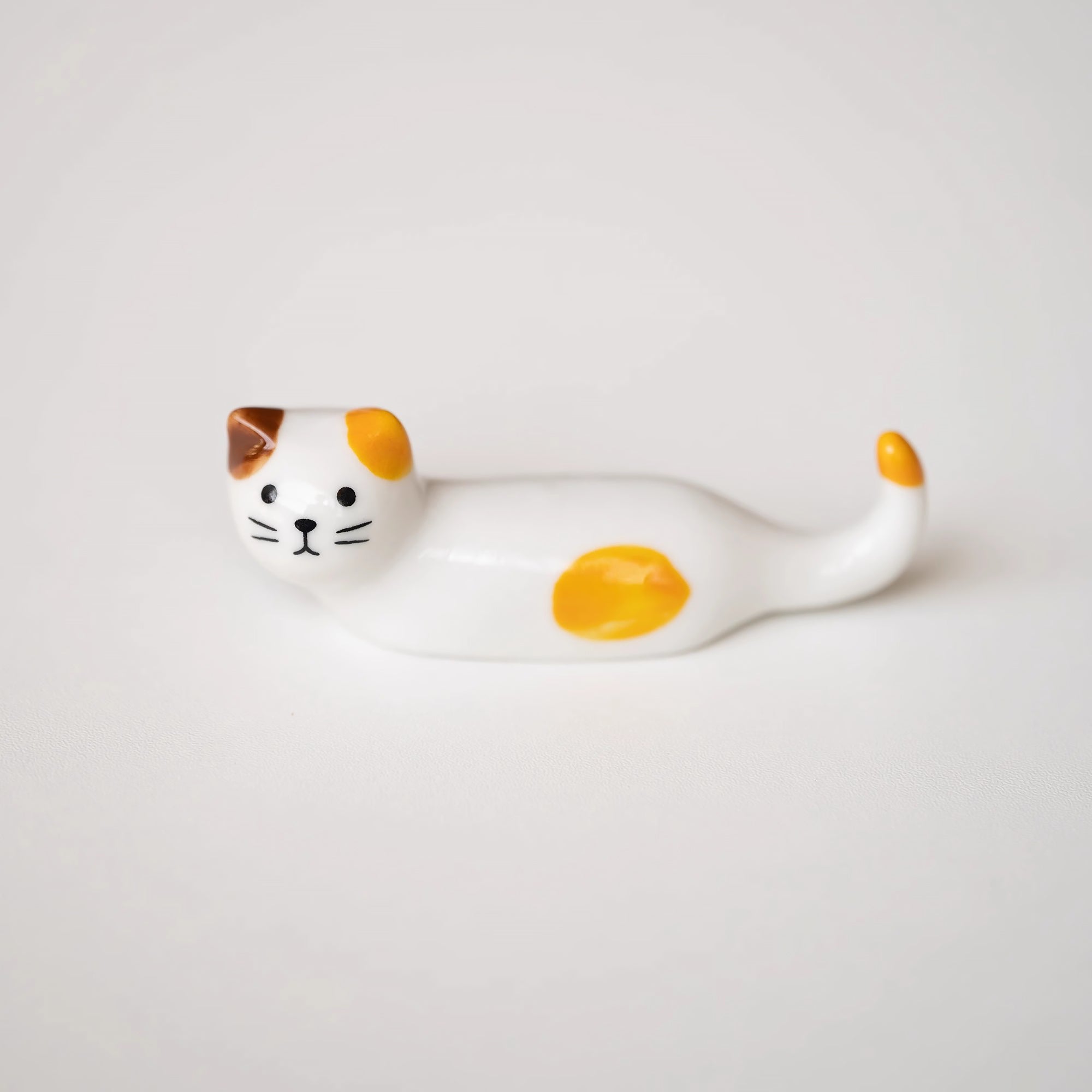 Repose-baguettes en forme de chat allongé