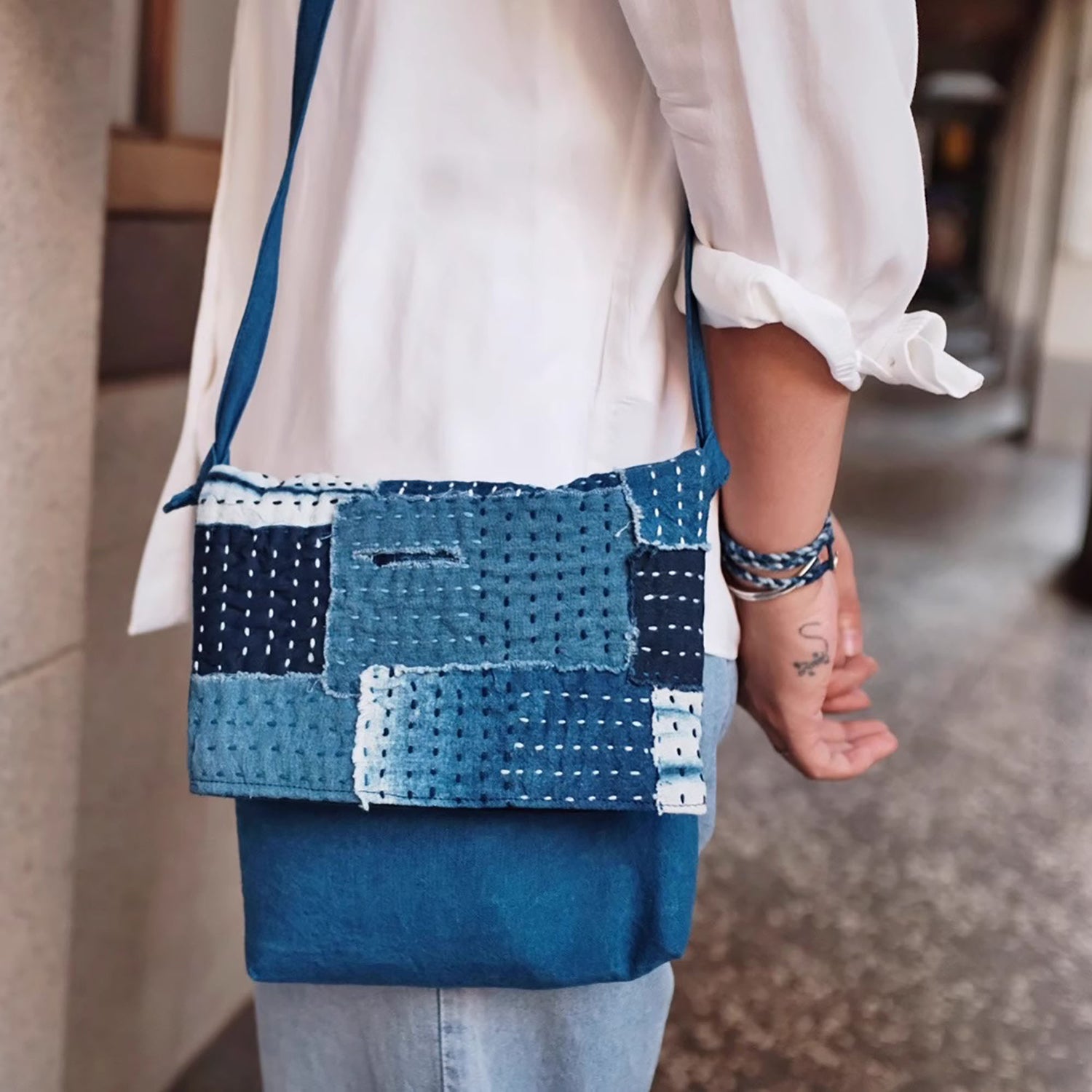 Sac bandoulière en coton teint à l’indigo avec broderie Sashiko