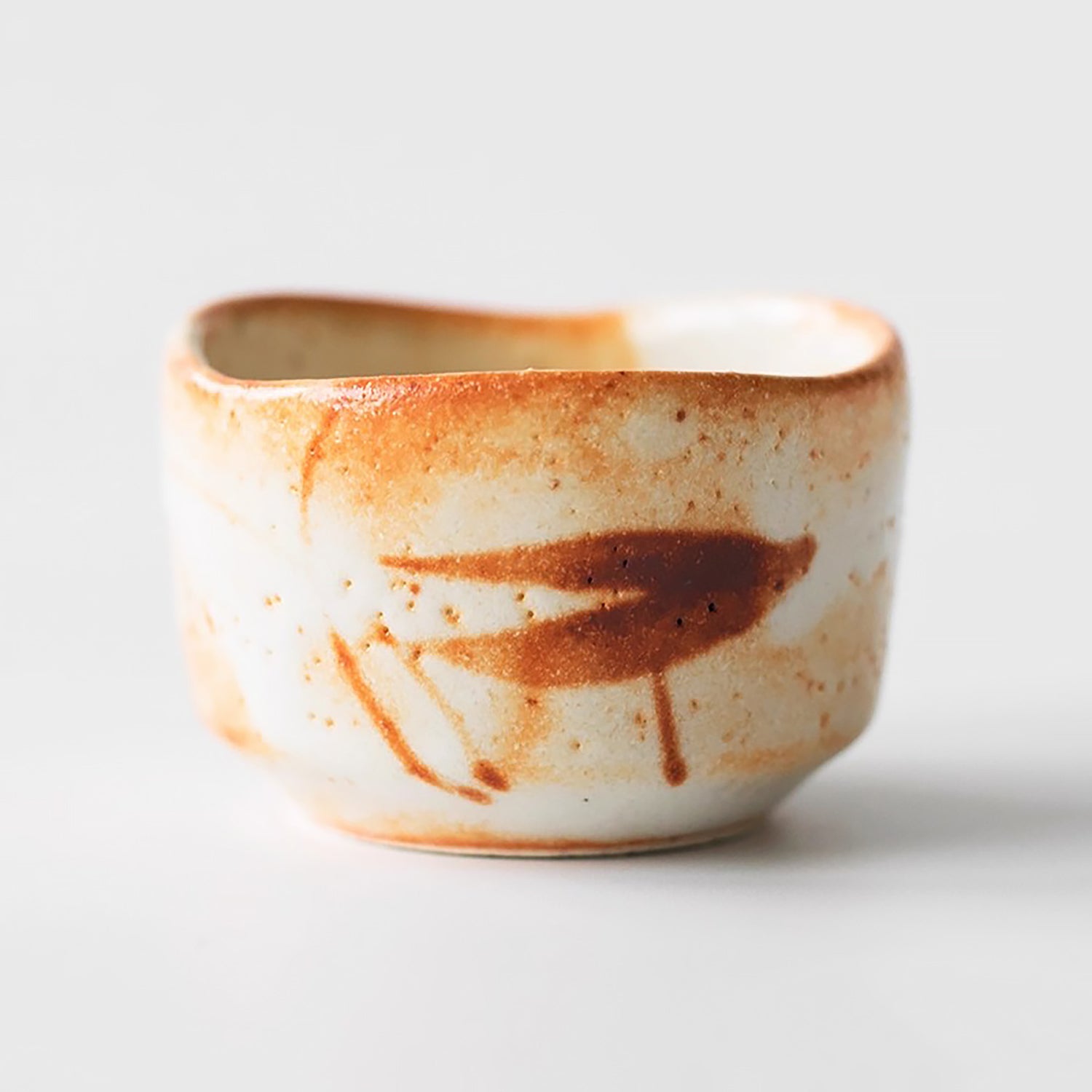 Tasse en grès Shino-yaki avec motifs naturels