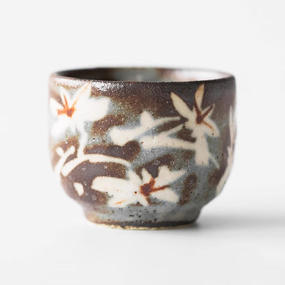 Tasse en grès Shino-yaki avec motifs naturels