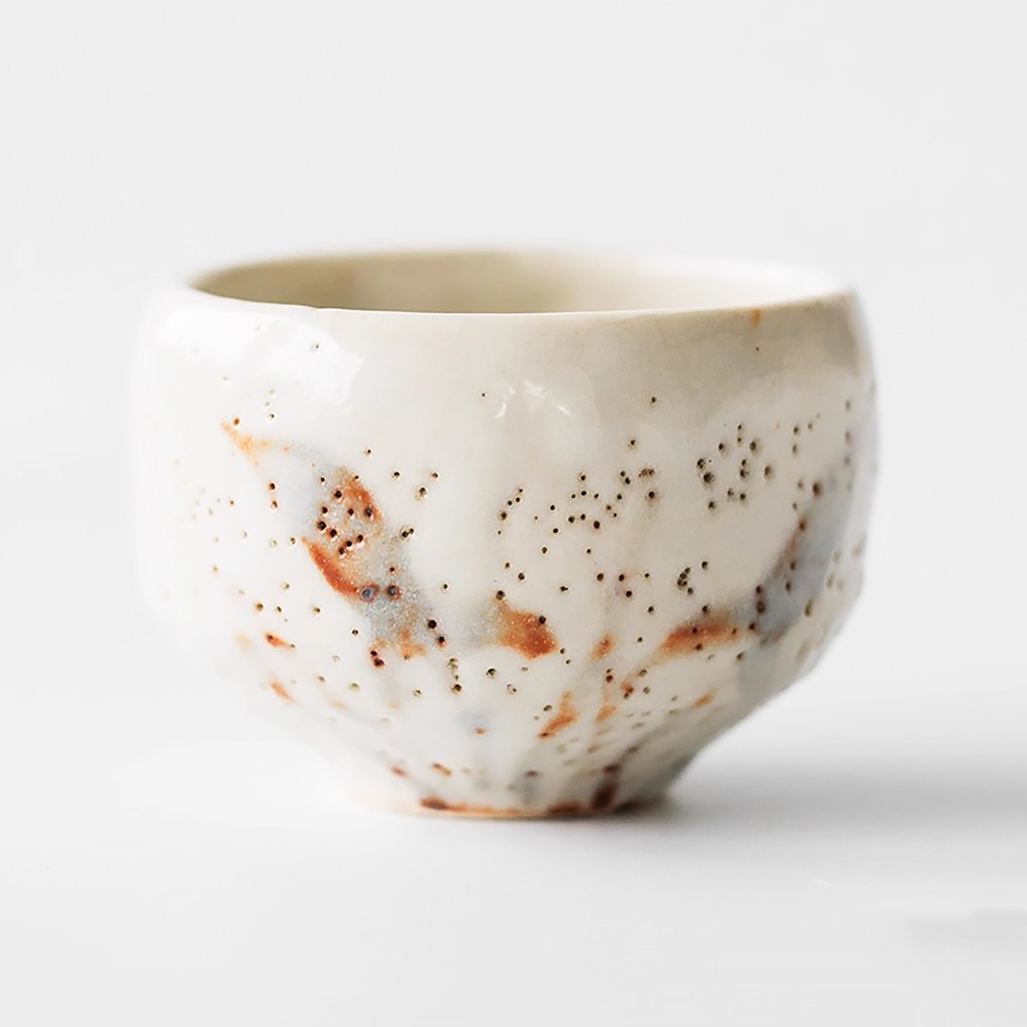 Tasse en grès Shino-yaki avec motifs naturels