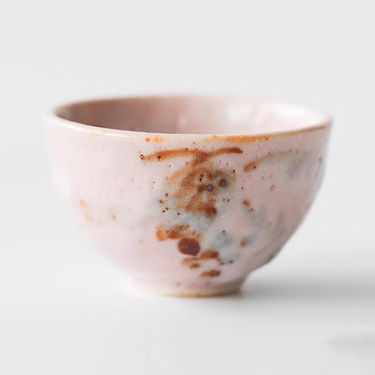 Tasse en grès Shino-yaki avec motifs naturels