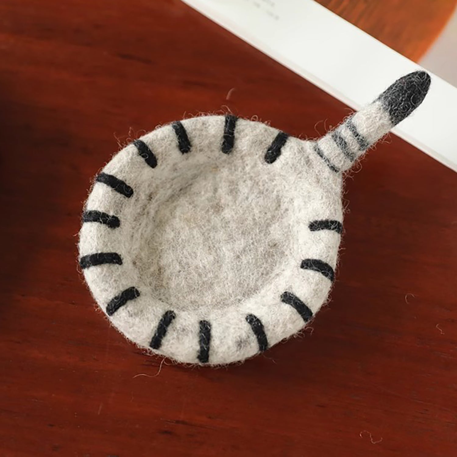 Dessous de verre en feutre de laine avec motif queue de chat