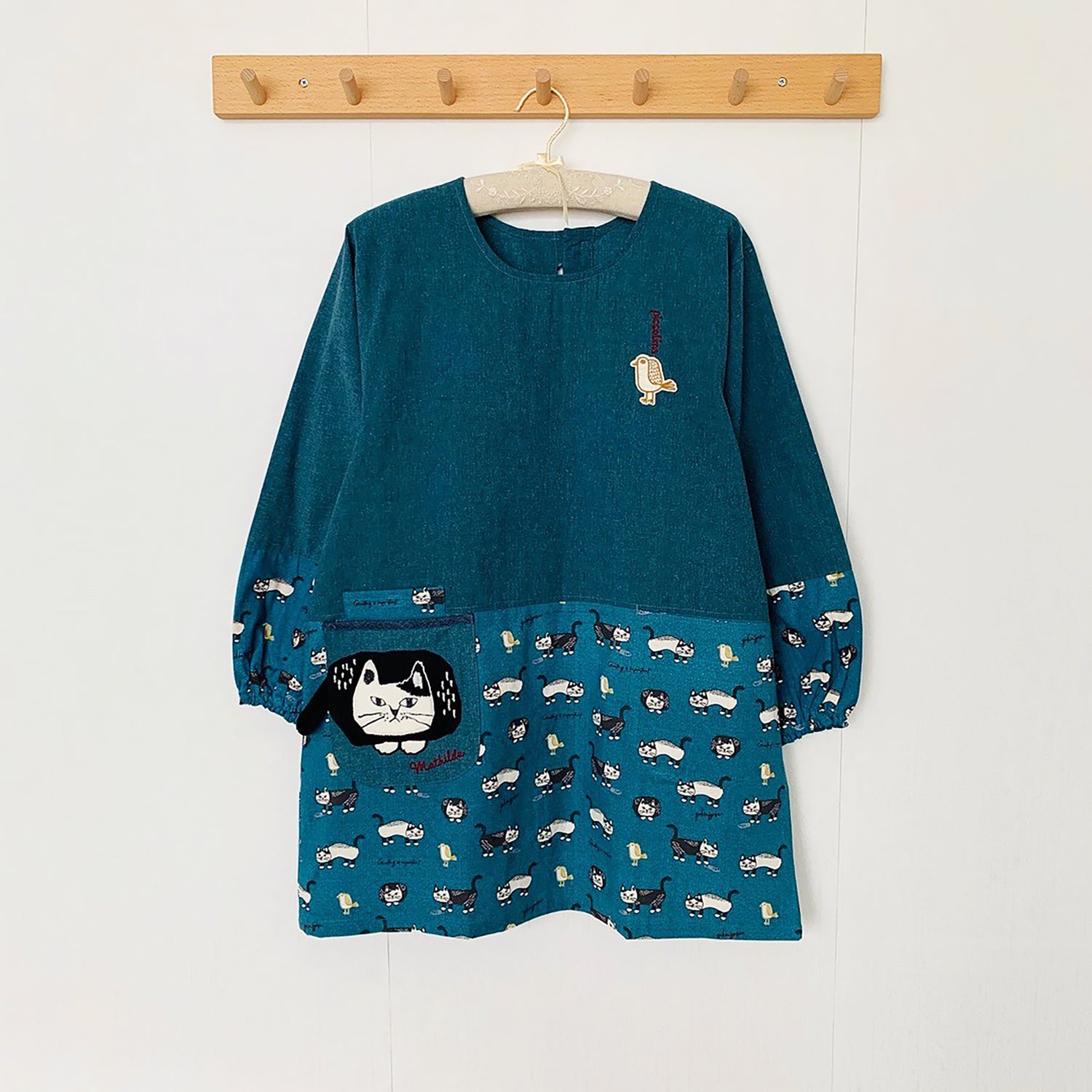 Tablier Kusuguru long à manches avec motif chat