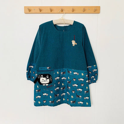 Tablier Kusuguru long à manches avec motif chat