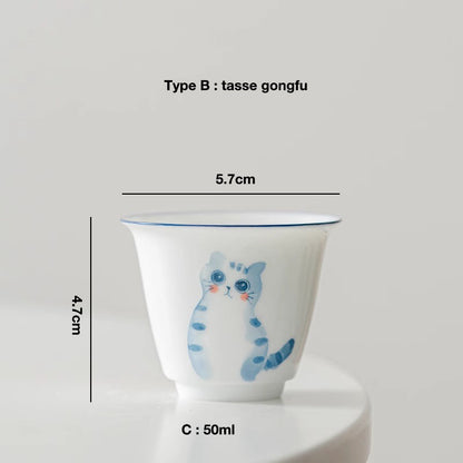 Tasses en porcelaine blanche avec motif de chat mignon