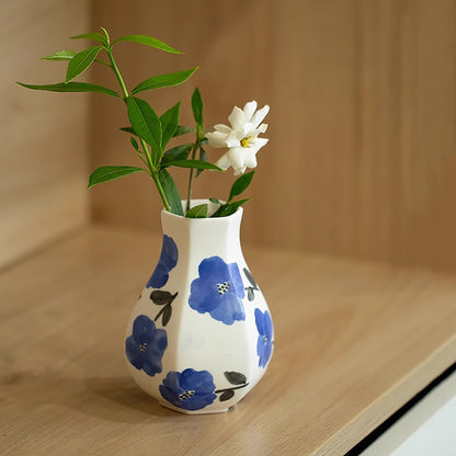 Vase en porcelaine avec décor floral peint à la main