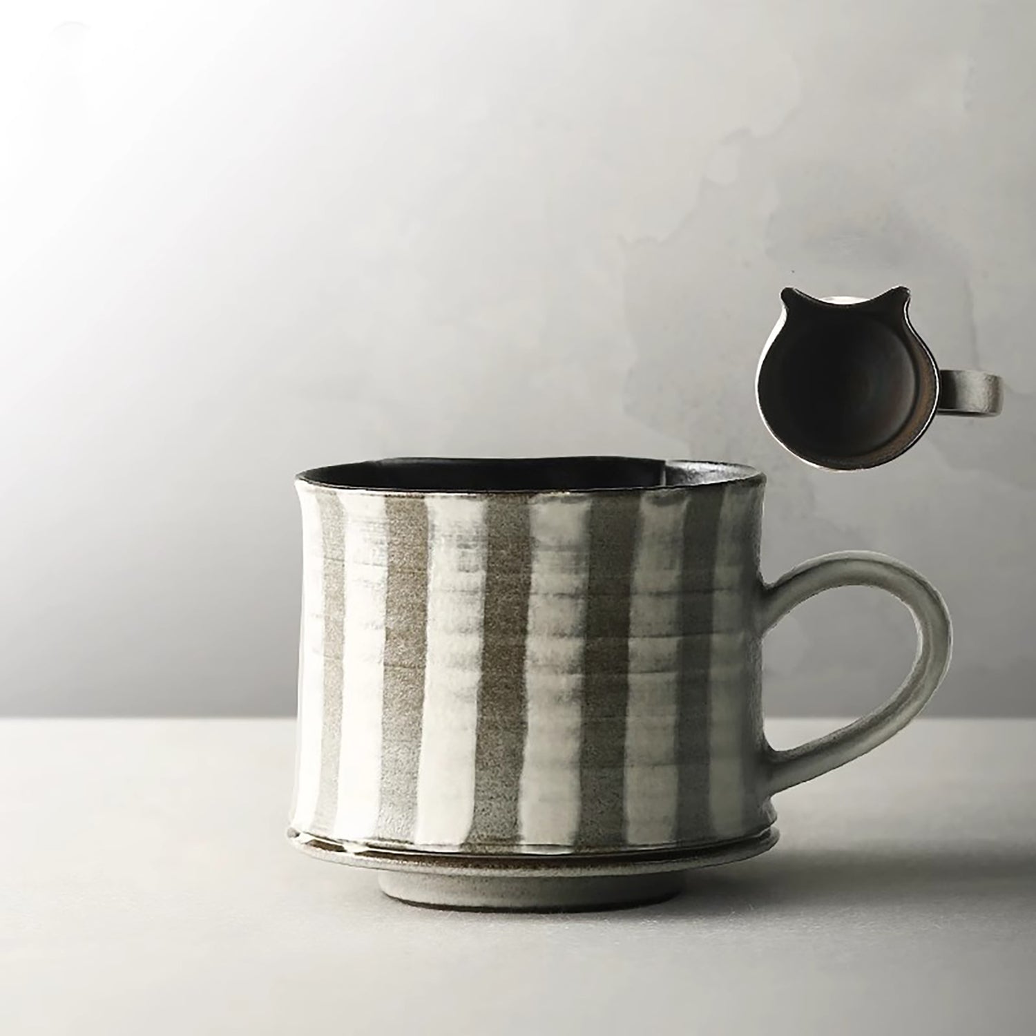 Mug à café en grès artisanal de style minimaliste