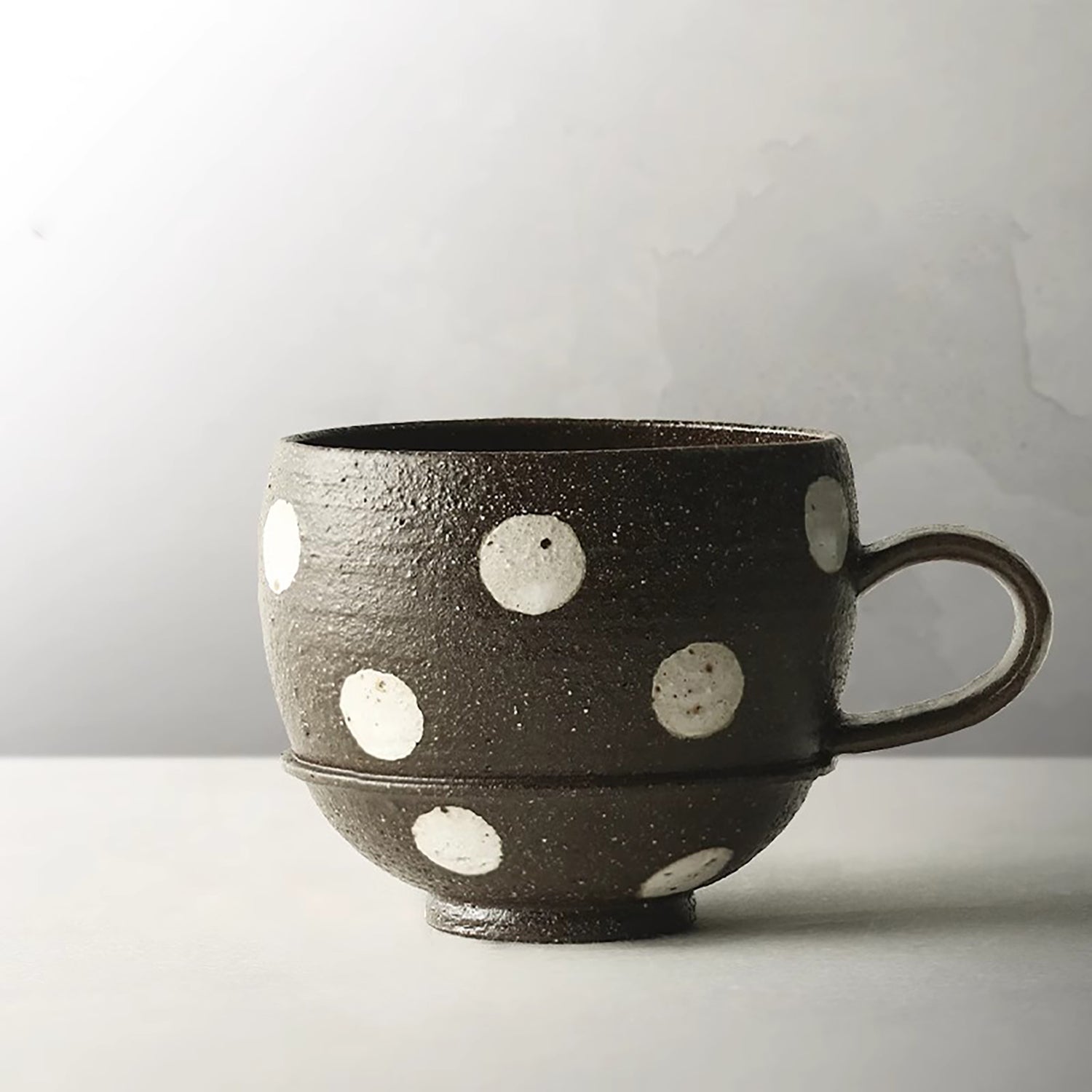 Mug à café en grès artisanal de style minimaliste