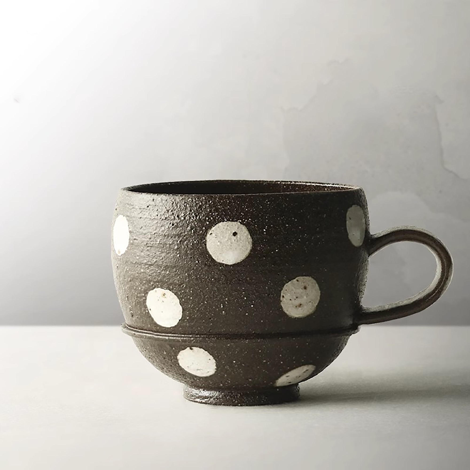 Mug à café en grès artisanal de style minimaliste