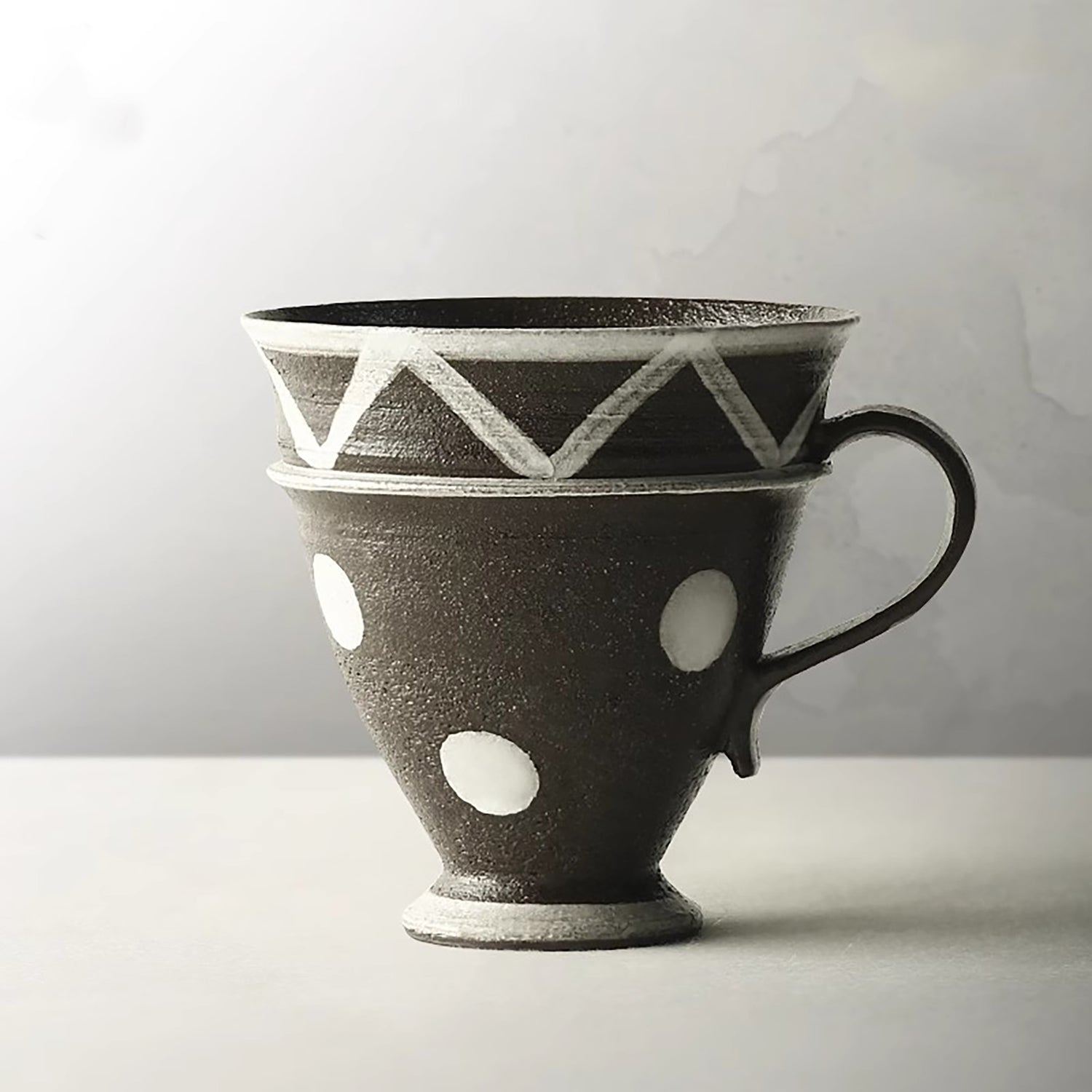 Mug à café en grès artisanal de style minimaliste