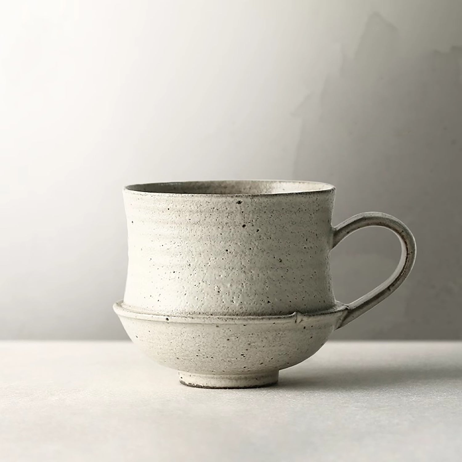 Mug à café en grès artisanal de style minimaliste