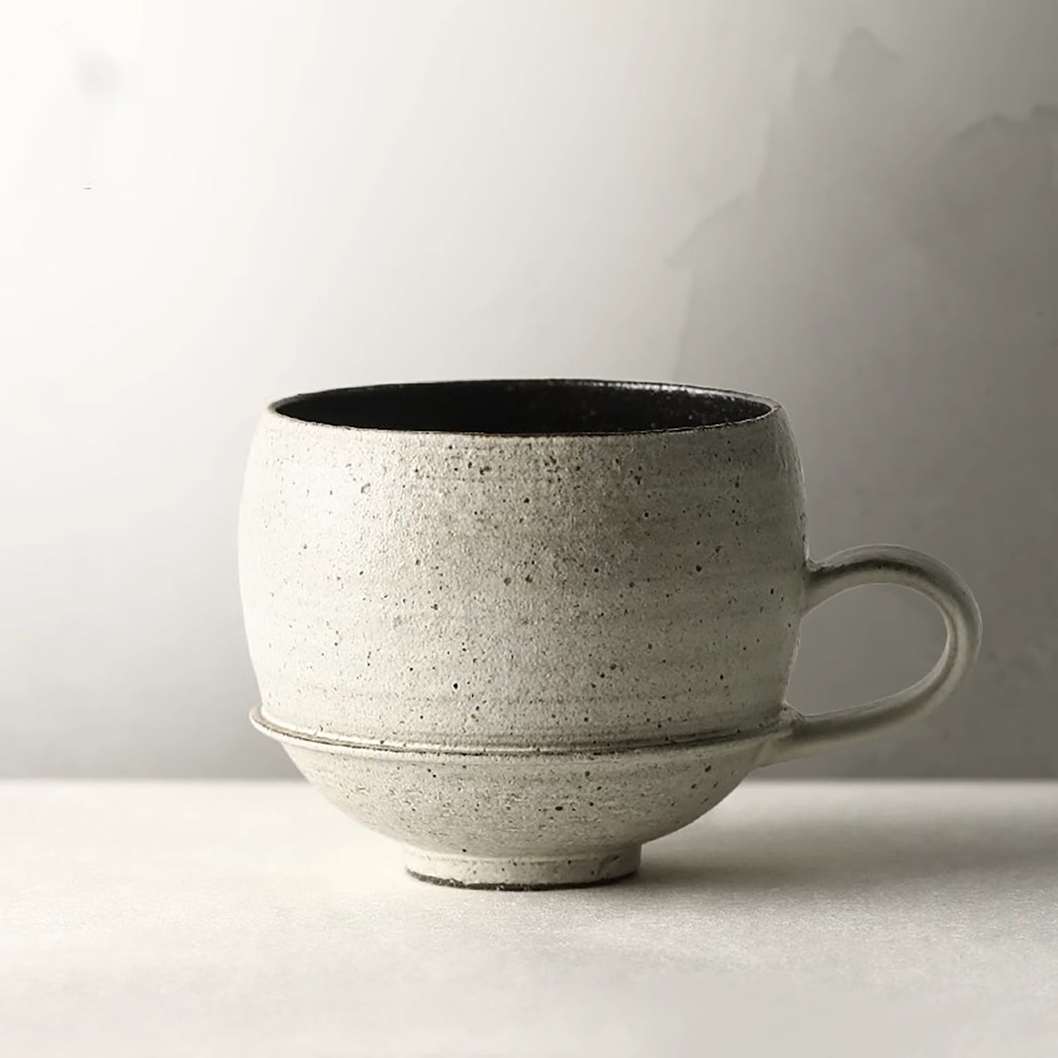 Mug à café en grès artisanal de style minimaliste