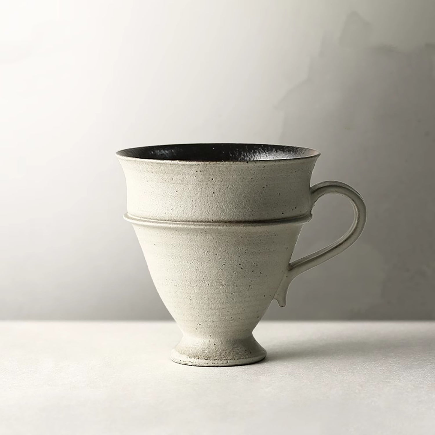 Mug à café en grès artisanal de style minimaliste