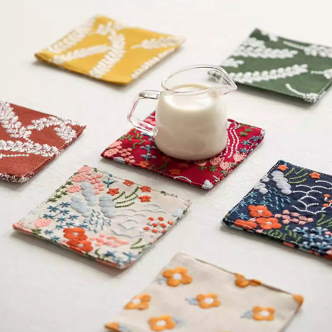 Quadratischer, zweilagiger Untersetzer aus bestickter Baumwolle und Leinen