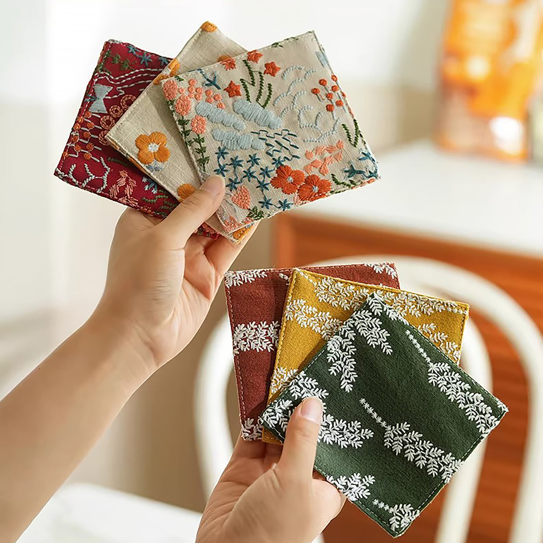 Quadratischer, zweilagiger Untersetzer aus bestickter Baumwolle und Leinen