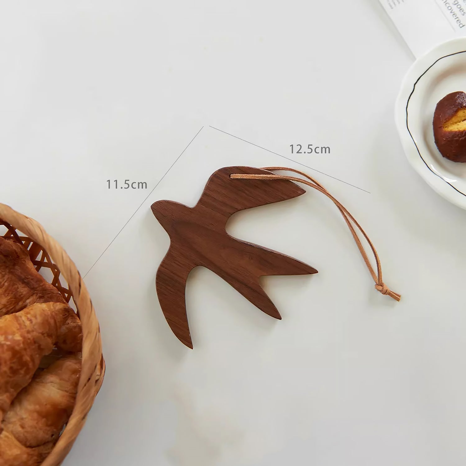 Sous-verre en bois de noyer forme hirondelle