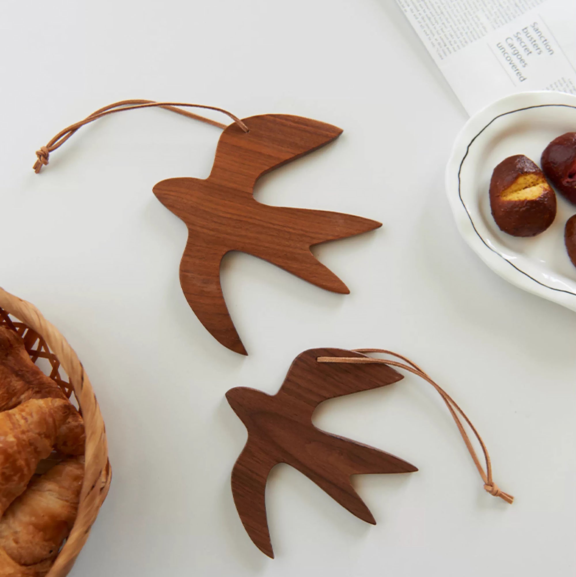 Sous-verre en bois de noyer forme hirondelle