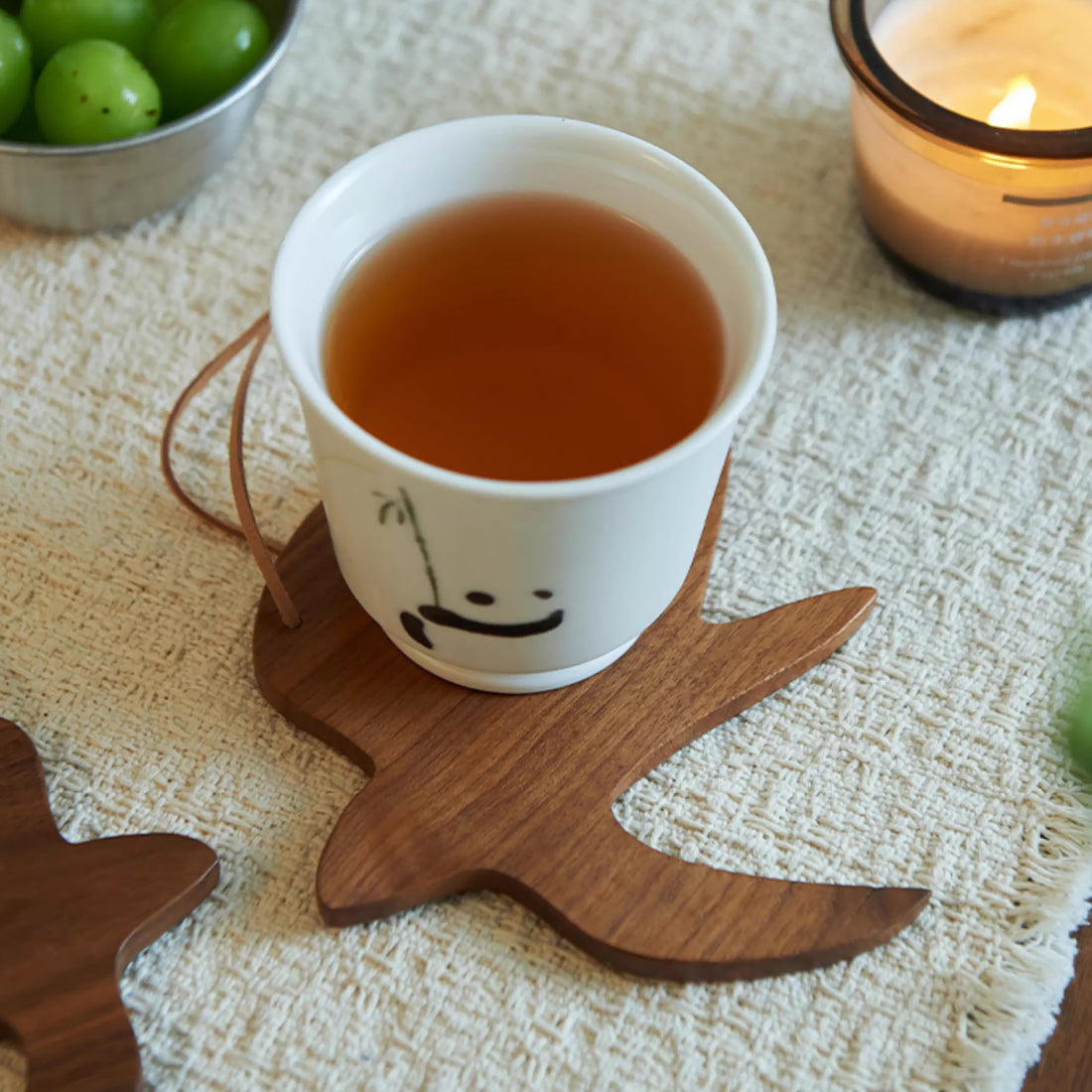 Sous-verre en bois de noyer forme hirondelle